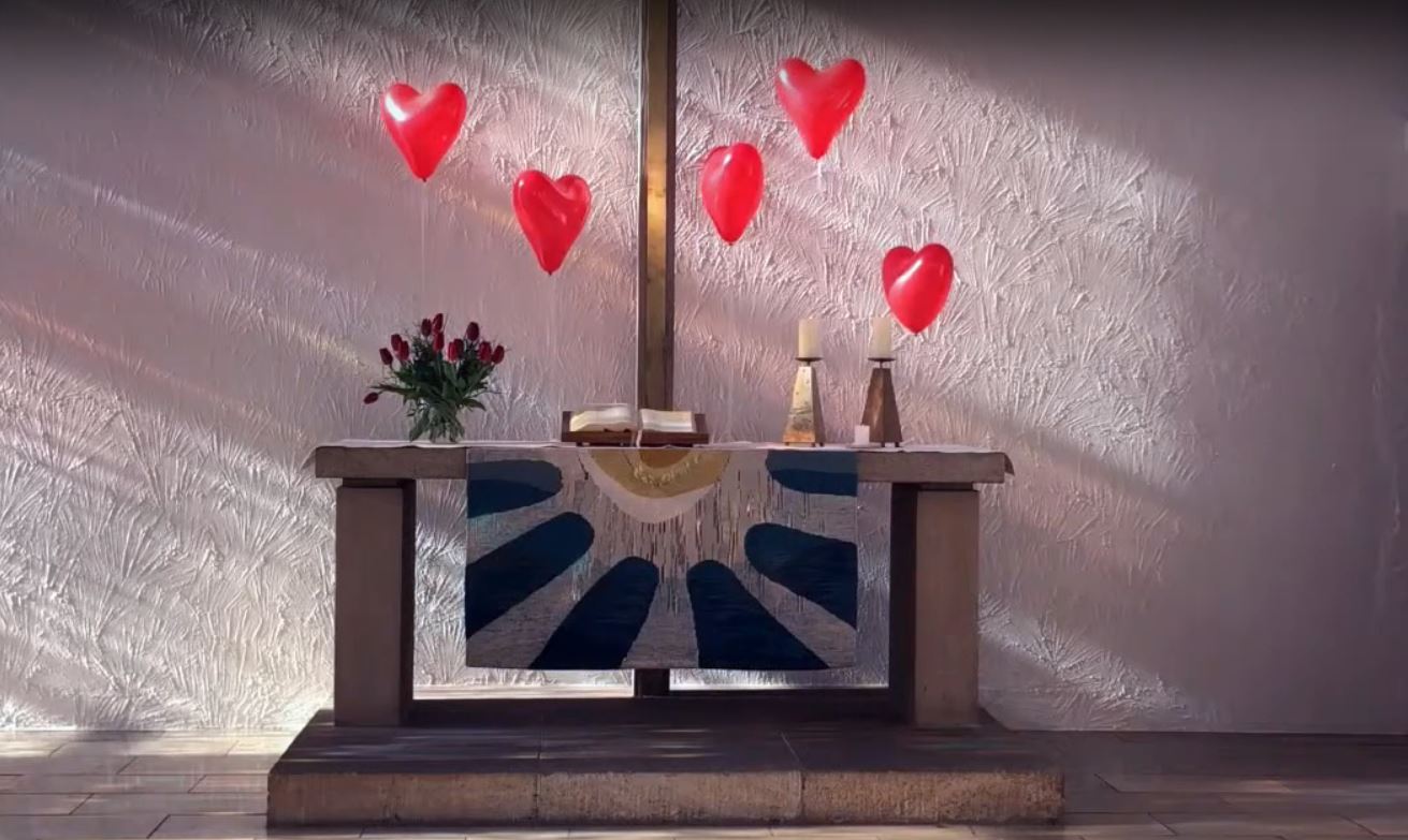 Altartisch in der Hoffnungskirche dekoriert mit Herzluftballons